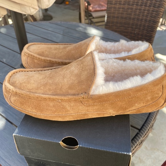 UGG Other - Ugg slipper size 10-11